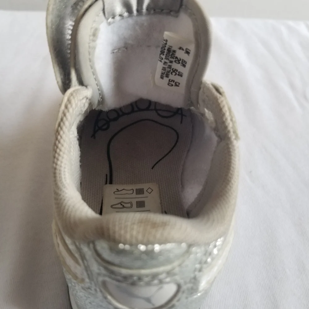 Toddler Puma Running Shoes Size CA 5.0 EUC/U.S 5C Silver,White&Sparkly - Picture 11 of 15